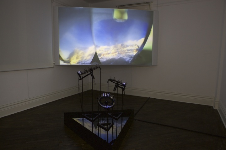 胡为一《低级景观4》130 × 130 × 120cm 摄像头、电视、视频切换器、手术刀片和图片 Edition of 5 2015
胡为一《低级景观4》130 × 130 × 120cm 摄像头、电视、视频切换器、手术刀片和图片 Edition of 5 2015