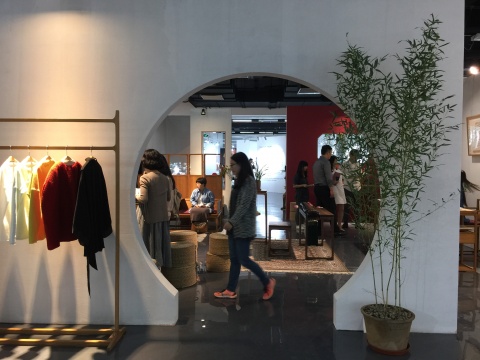 位于地下一层的当代设计板块,呈现多家艺术+设计的品牌
位于地下一层的当代设计板块,呈现多家艺术+设计的品牌