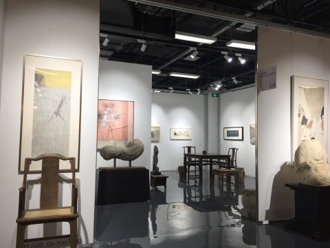 大道融元展位以古董及新水墨作品呈现出一份儒雅的氛围
大道融元展位以古董及新水墨作品呈现出一份儒雅的氛围
