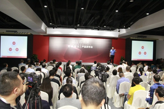 发布会现场,以简明的图形剖析作品
发布会现场,以简明的图形剖析作品