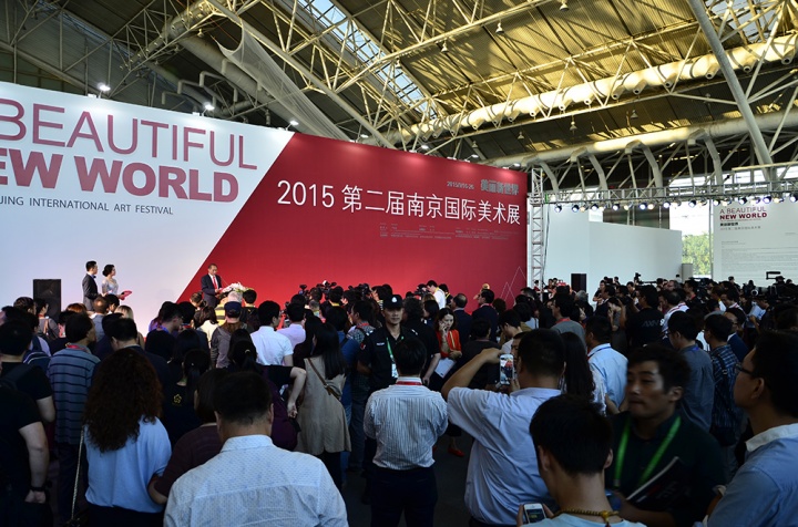 2015年，第二届南京国际美术展在整体构架及布展方式上都有极大的提升
