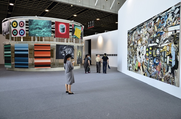 第二届南京国际美术展，以“美丽新世界”为主题，包含有“向大师致敬II——国际艺术大师展”、“美丽新世界——国际当代艺术主题展”、“多元色彩 潮起当下——全球征集展”三大板块
