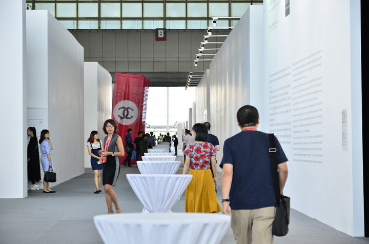 第二届南京国际美展为观众提供了与艺术接触最佳环境
第二届南京国际美展为观众提供了与艺术接触最佳环境