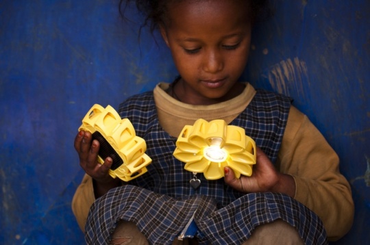 她的第一部“Little Sun” Photo: Merklit Mersha
她的第一部“Little Sun” Photo: Merklit Mersha