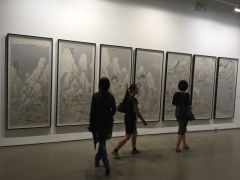 展览现场，王天德作品《后山图》系列

