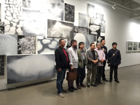 展览现场，当代水墨代表艺术家李津与友人在蔡广斌作品前
