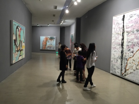 展览现场，刘水石作品尺幅一般较大
