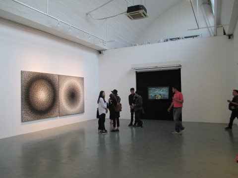艺凯旋群展“形式乌托邦”中间展厅视频播放谭平绘画过程 艺凯旋群展“形式乌托邦”中间展厅视频播放谭平绘画过程