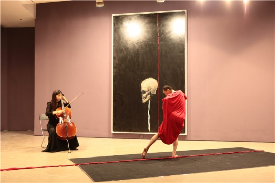 展览开幕前的VIP预览中，现场舞蹈表演
