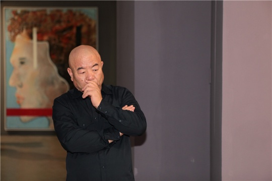 艺术家刘水石在展览现场
