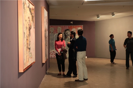 到场嘉宾欣赏作品
