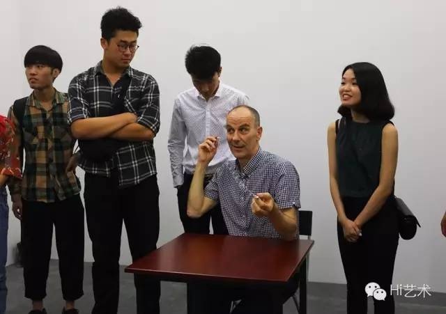 罗曼·欧达科 《交换》 2011
一名表演者坐在桌子后面,就好像一名小贩。他带着一件东西。当第一个观众走进房间后,表演者会试着用自己的东西跟这名观众进行交换,可以交换观众随身携带的任意一件他愿意交换的物品。这便成为了可以无限延续的以物易物链和交流链,其过程持续整个展览期间。
罗曼·欧达科 《交换》 2011
一名表演者坐在桌子后面,就好像一名小贩。他带着一件东西。当第一个观众走进房间后,表演者会试着用自己的东西跟这名观众进行交换,可以交换观众随身携带的任意一件他愿意交换的物品。这便成为了可以无限延续的以物易物链和交流链,其过程持续整个展览期间。
