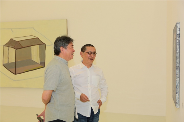 展览现场,王川与同样在探索抽象艺术的谭平交流心得
展览现场,王川与同样在探索抽象艺术的谭平交流心得