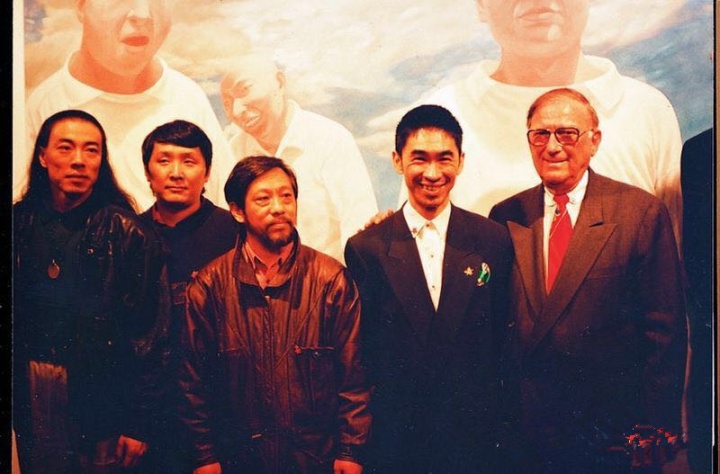 1993年，王川（左二）与张颂仁（右二）、谷文达（左一）、栗宪庭（中）在“后89中国新艺术”展览现场
