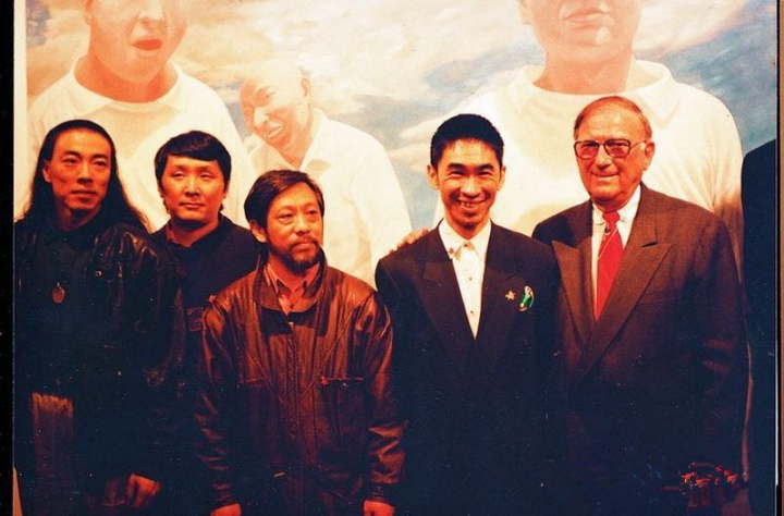 1993年,王川(左二)与张颂仁(右二)、谷文达(左一)、栗宪庭(中)在“后89中国新艺术”展览现场
1993年,王川(左二)与张颂仁(右二)、谷文达(左一)、栗宪庭(中)在“后89中国新艺术”展览现场