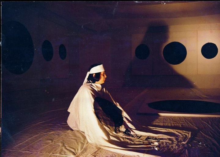 王川在1990年“墨·点”展览现场
王川在1990年“墨·点”展览现场