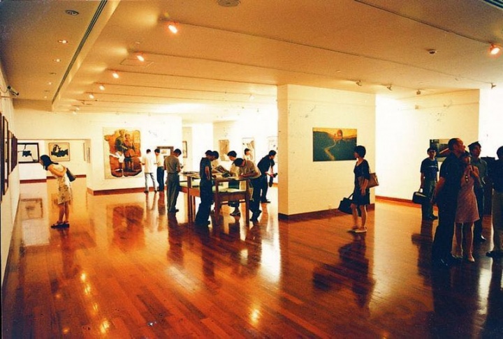 2001年6月26日，深圳何香凝美术馆“生命的痕迹 ”王川回顾展现场，展出了王川多种类型的重要创作
