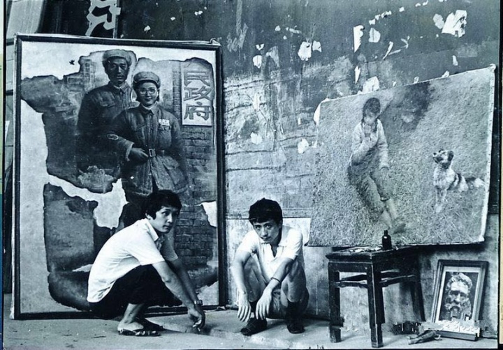 1981年,王川与何多苓在作品前
1981年,王川与何多苓在作品前