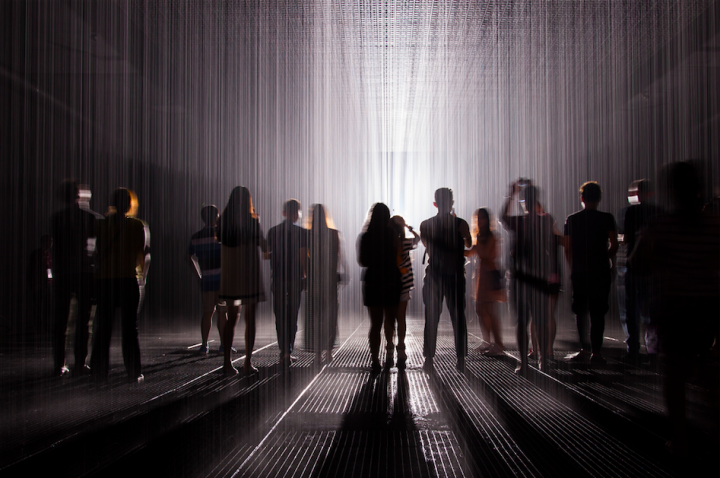 大型互动艺术装置作品 “雨屋”登陆余德耀美术馆，观众可以尽情享受雨中漫步的浪漫，却又不会被淋湿
