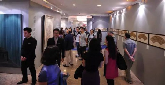 中国嘉德香港2015秋拍现场 布局更为密集  展品丰富

