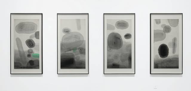 粱铨 《流星雨之一、二、三、四》 132×66.5cm×4 色、墨宣纸拼贴 1996
粱铨 《流星雨之一、二、三、四》 132×66.5cm×4 色、墨宣纸拼贴 1996