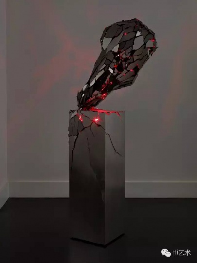 李晖 《破碎的心》 158.75×50.8×50.8cm 黑色镜面不锈钢、钢、灯 2014
