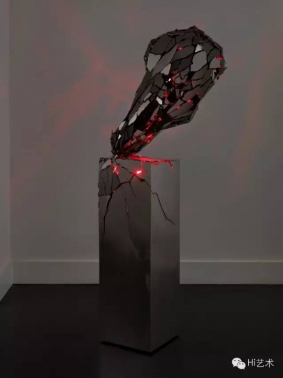 李晖 《破碎的心》 158.75×50.8×50.8cm 黑色镜面不锈钢、钢、灯 2014
李晖 《破碎的心》 158.75×50.8×50.8cm 黑色镜面不锈钢、钢、灯 2014