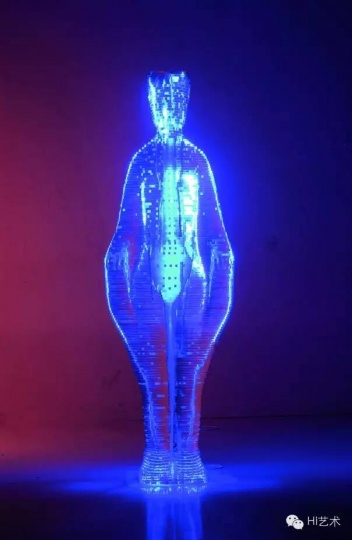 李晖 《穴相》 35×65×165cm 亚克力、霓虹灯、不锈钢 2004
李晖 《穴相》 35×65×165cm 亚克力、霓虹灯、不锈钢 2004