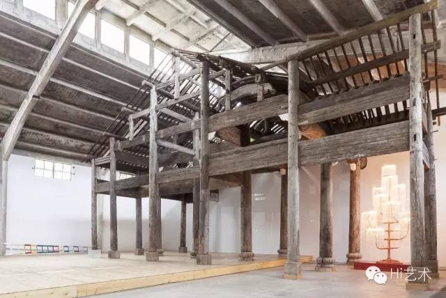 艾未未 《汪家祠》 21×16.8×9.42m 超过1300个明末各种木材的建筑元素,包含原始木雕和彩色增补材料 2015
艾未未 《汪家祠》 21×16.8×9.42m 超过1300个明末各种木材的建筑元素,包含原始木雕和彩色增补材料 2015