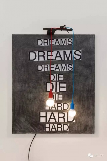 谭天 《DASH SNOW+ Jonathan Monk + Anna Barriball》 100×120×50cm 布面铅笔、拼贴、灯泡 2015
谭天 《DASH SNOW+ Jonathan Monk + Anna Barriball》 100×120×50cm 布面铅笔、拼贴、灯泡 2015