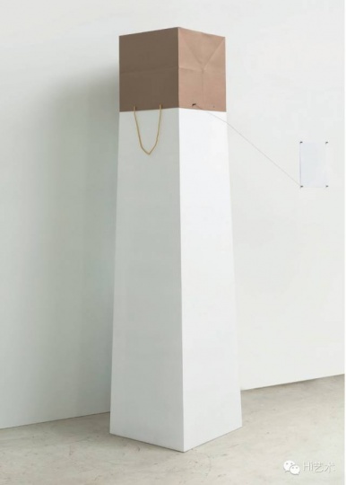 谭天 《Bhuvanesh Gowda + Rob Pruitt + Jirí Kovanda》 展台、牛皮纸袋、线、钉子 尺寸可变 2015
谭天 《Bhuvanesh Gowda + Rob Pruitt + Jirí Kovanda》 展台、牛皮纸袋、线、钉子 尺寸可变 2015