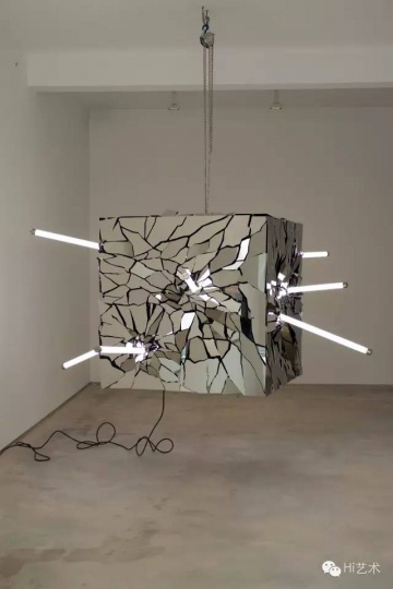 李晖 《错乱的瞬间》 250×250×120cm 不锈钢 2015
李晖 《错乱的瞬间》 250×250×120cm 不锈钢 2015