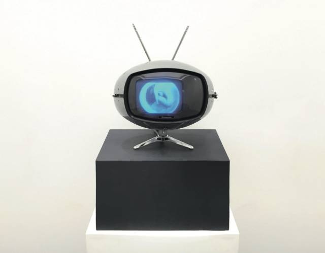白南准《Veba #5》电视 光盘 29×25×26cm 1997
白南准《Veba #5》电视 光盘 29×25×26cm 1997