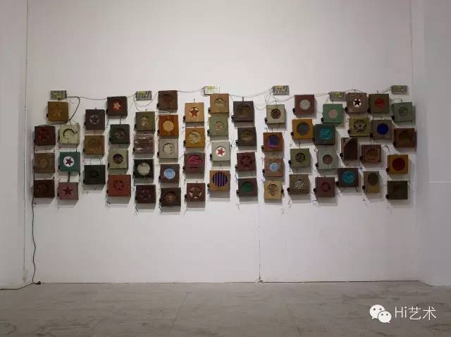 邵一 《有线广播》 96×300×13.5cm 音频装置 2008
邵一 《有线广播》 96×300×13.5cm 音频装置 2008