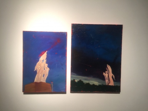 现场展出作品《爱的纪念碑》（左）与《爱的背面》
