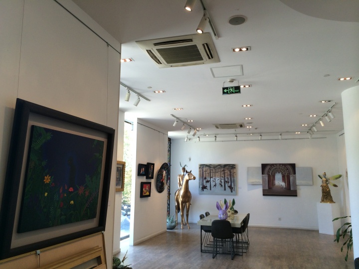 位于上海红坊艺术区的华氏画廊,今年已经走过了18个年头.