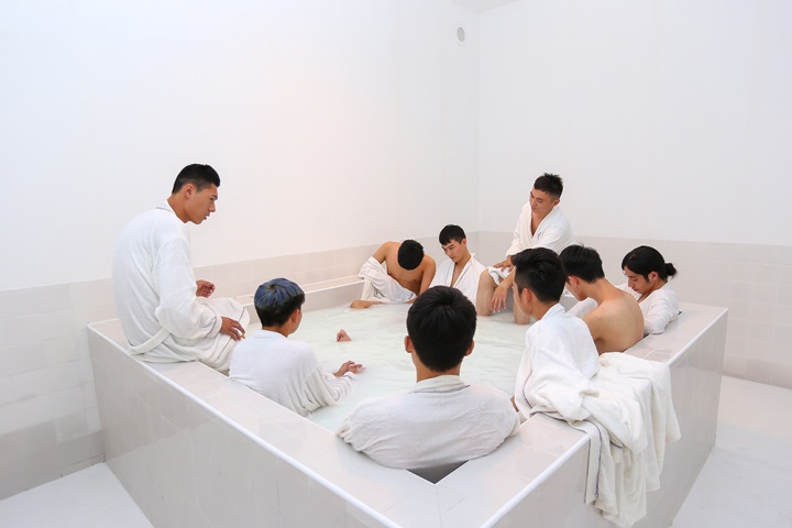 首次参展的双飞艺术中心 带来的作品《奶之纯爱》,由“双飞”邀请了2组各9名演员,一组年轻、一组老年男性,分别安排在上午和下午不同时间来演绎“双飞”共享牛奶浴的图景——岁月、容颜、哺育……这些显而易见的因素加上演员们近两个月的亲密共处,期待向观众们再次证明“爱”就是永恒的话题。
首次参展的双飞艺术中心 带来的作品《奶之纯爱》,由“双飞”邀请了2组各9名演员,一组年轻、一组老年男性,分别安排在上午和下午不同时间来演绎“双飞”共享牛奶浴的图景——岁月、容颜、哺育……这些显而易见的因素加上演员们近两个月的亲密共处,期待向观众们再次证明“爱”就是永恒的话题。