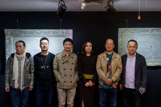 开幕式,艺术家冯丽鹏(左二)、圣东方画廊经理周鸣(左四)与众多嘉宾合影 开幕式,艺术家冯丽鹏(左二)、圣东方画廊经理周鸣(左四)与众多嘉宾合影