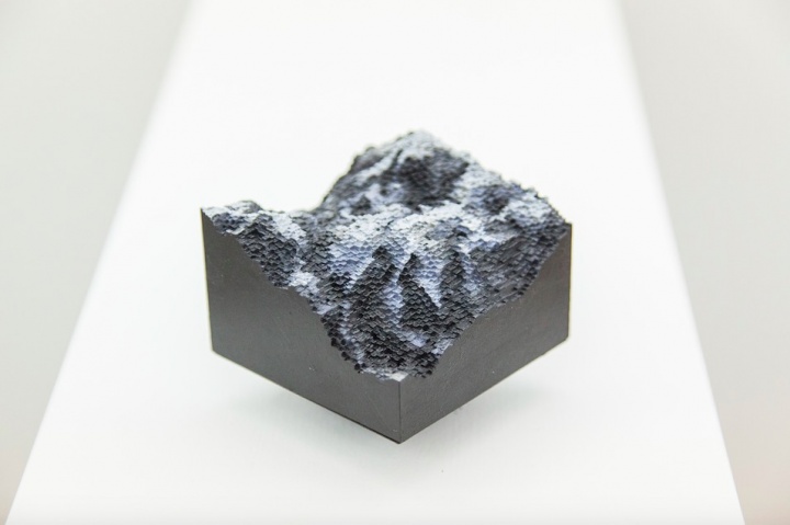 《Limited Landscape, Unlimited Floating》9 x 9 x 8cm 3D打印,磁悬浮套件 2015
《Limited Landscape, Unlimited Floating》9 x 9 x 8cm 3D打印,磁悬浮套件 2015