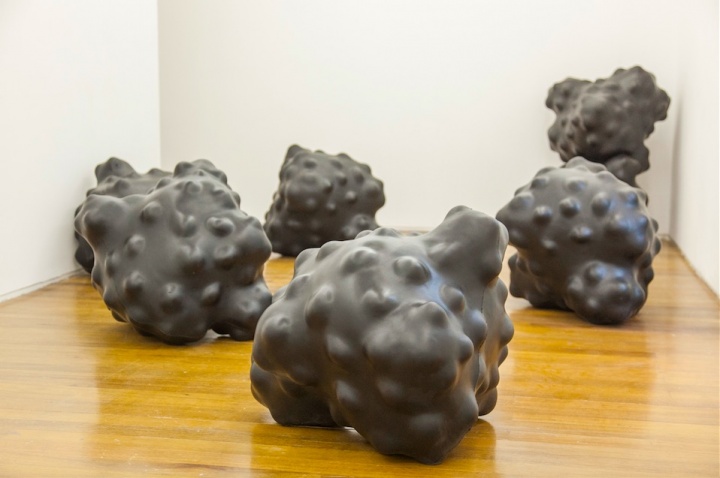 《anomaly》尺寸可变 (单体大小:72 * 66.5* 67.7cm)海绵 2015
《anomaly》尺寸可变 (单体大小:72 * 66.5* 67.7cm)海绵 2015
