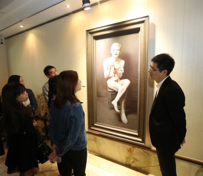中国二十世纪及当代艺术部总经理李艳锋与媒体朋友交流今年春拍的各大亮点
