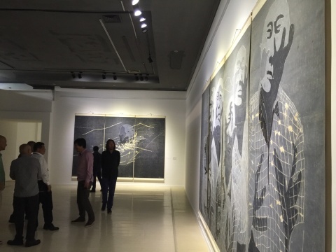 展览现场,图为方力钧1996年作品
展览现场,图为方力钧1996年作品