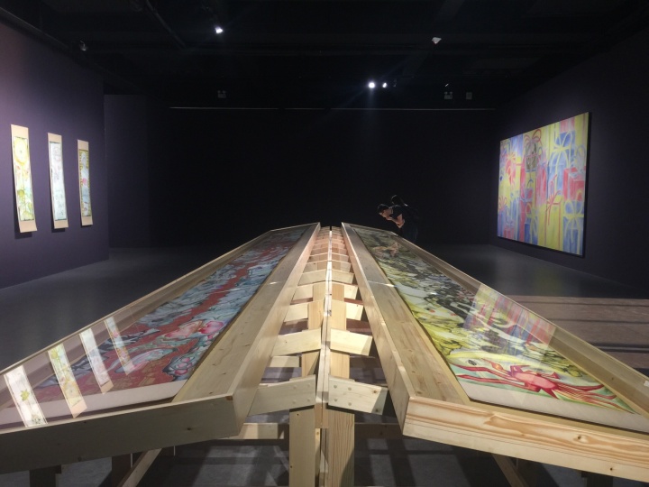 克莱门特展览现场,中间为克莱门特以“湘江”为题创作的长卷作品
克莱门特展览现场,中间为克莱门特以“湘江”为题创作的长卷作品