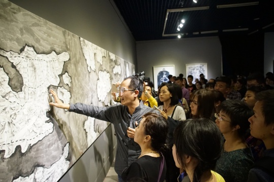 邱志杰在展览现场导览
邱志杰在展览现场导览