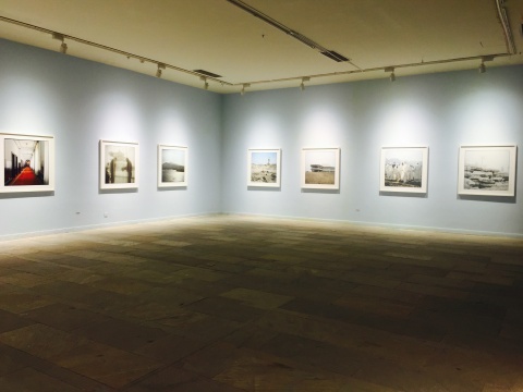 一层空间中的《北方,南方》系列展览现场,所有作品为正方形构图
一层空间中的《北方,南方》系列展览现场,所有作品为正方形构图