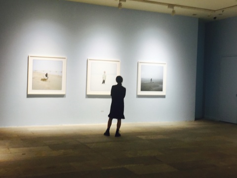观众在作品前驻足
观众在作品前驻足