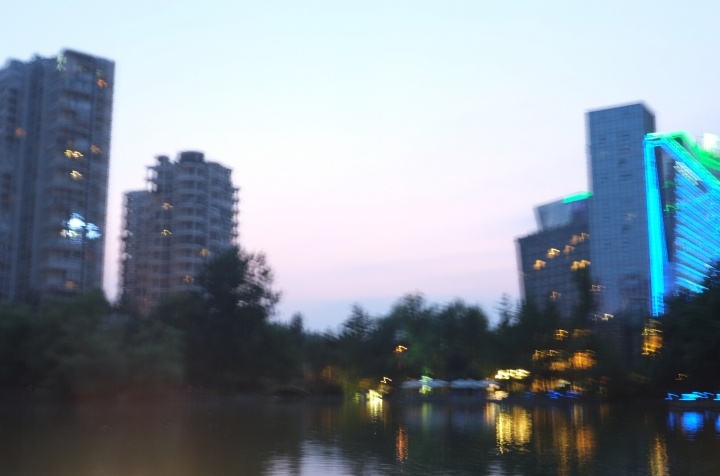成都新会展中心天鹅湖夜景 成都新会展中心天鹅湖夜景