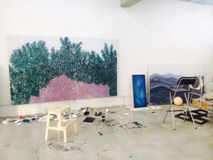 艺术家谢帆在“西村”的工作室，面积不大，藏于闹市中​