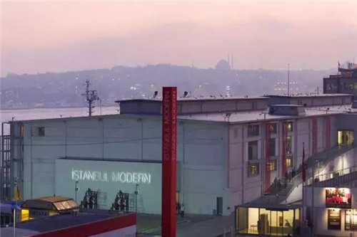 本届伊斯坦布尔双年展展览场地之一,伊斯坦布尔现代美术馆(Istanbul Modern Art Museum)(图片来源:flashartonline.com)
本届伊斯坦布尔双年展展览场地之一,伊斯坦布尔现代美术馆(Istanbul Modern Art Museum)(图片来源:flashartonline.com)