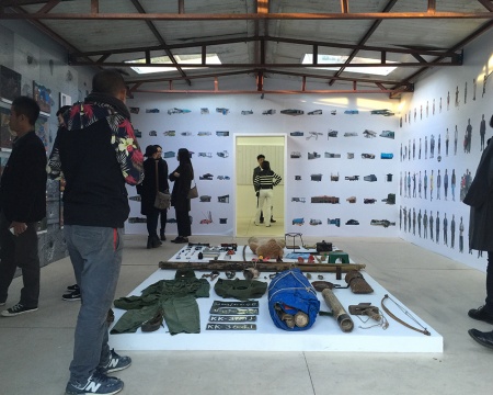 隔为两个展示空间,分别展示缅军的个人物品、难民的照片与艺术家纪录性影像、当地写生的内容为主
隔为两个展示空间,分别展示缅军的个人物品、难民的照片与艺术家纪录性影像、当地写生的内容为主